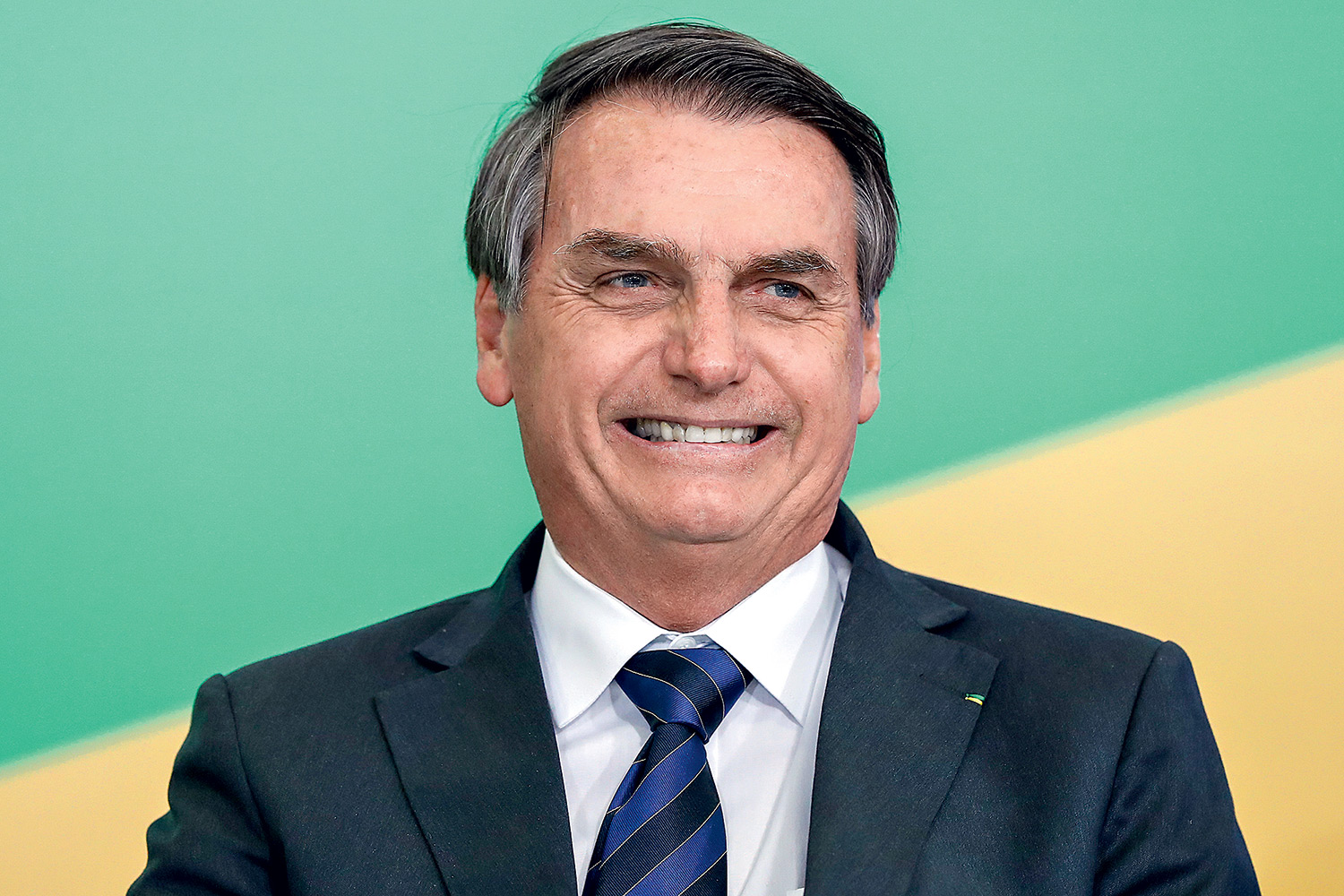 INCOERÊNCIA: Bolsonaro amplia veto a lei sobre uso de máscaras e determina que não são obrigatórias em presídios