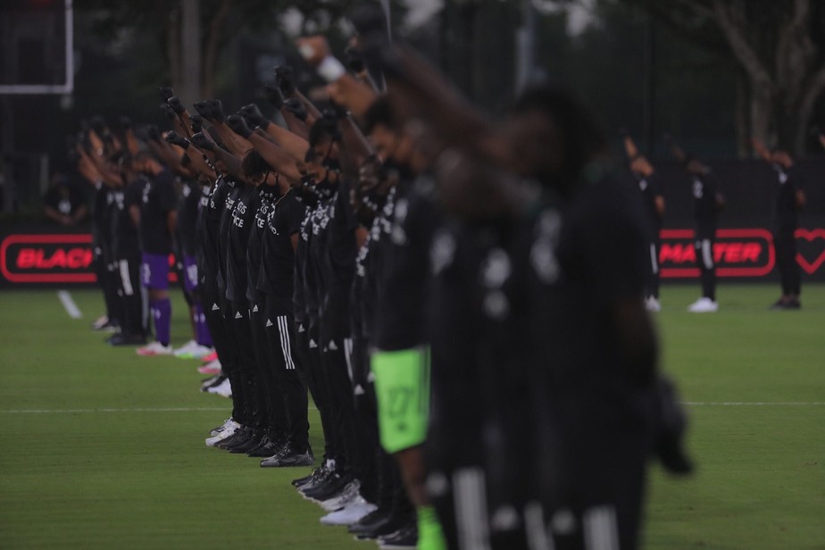 Grande protesto antirracista com 100 jogadores negros em campo marca reinício da MLS nos EUA