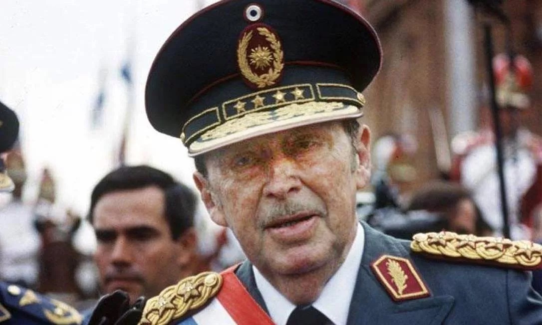 Justiça autoriza exumação de ex-ditador paraguaio  elogiado por Bolsonaro