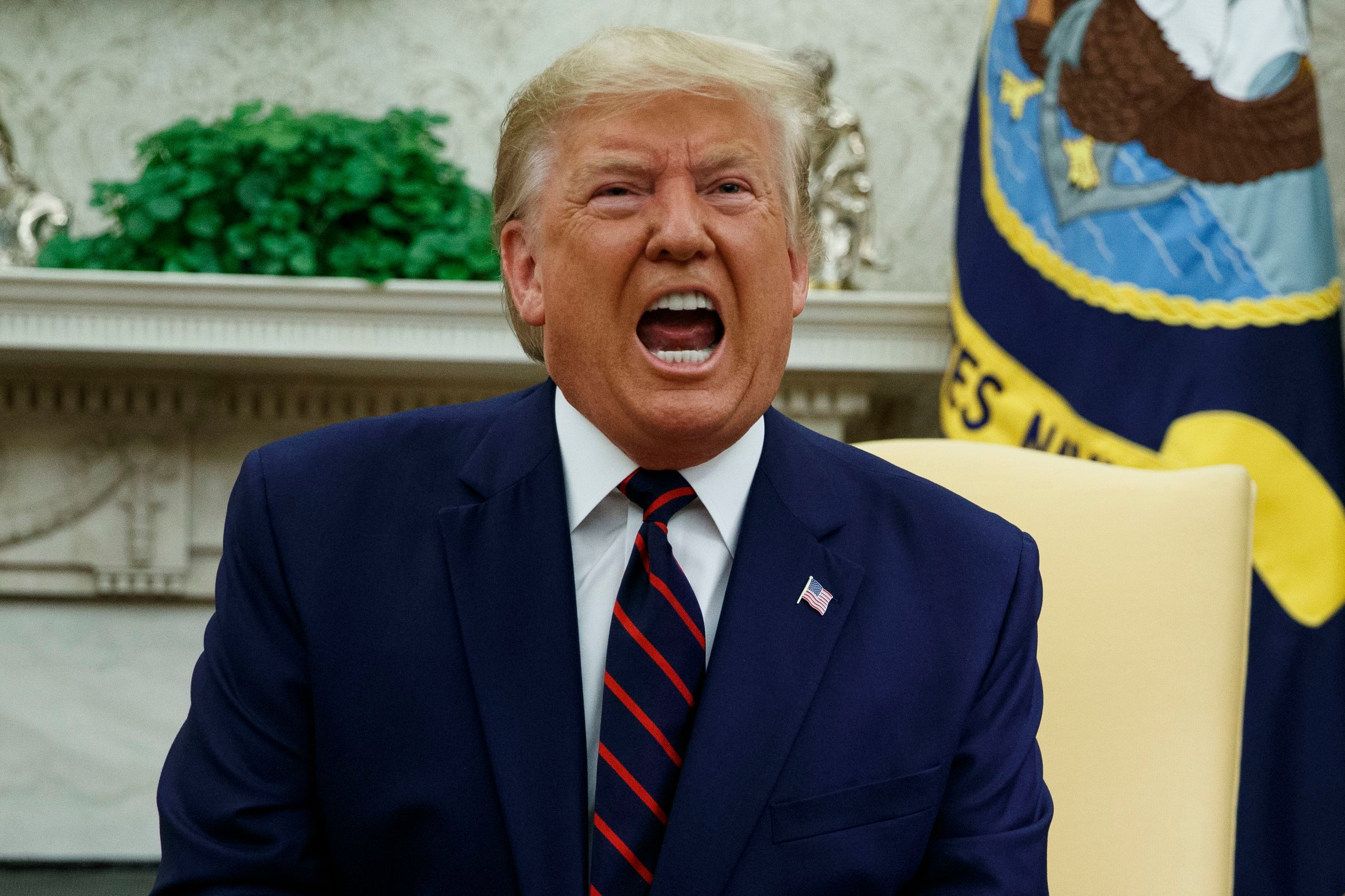 LÁ E CÁ Facebook remove publicação de Trump pela primeira vez por violar política de fake news sobre a Covid-19