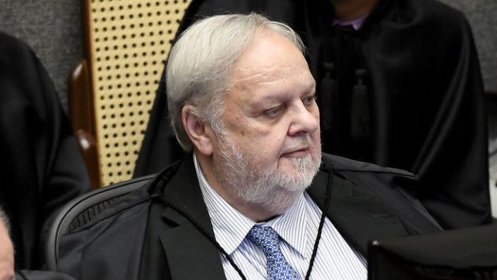 Ministro do STJ, Félix Fischer suspende prisão domiciliar e manda Queiroz de volta à prisão
