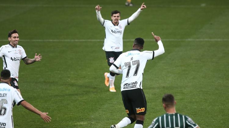 Jô perde dois pênaltis, mas faz gol e dá vitória ao Corinthians sobre o Coritiba