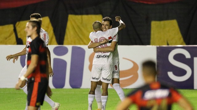 Após vitoria do São paulo contra o Sport na Ilha do Retiro, Fernando Diniz pode ter um pouco de paz