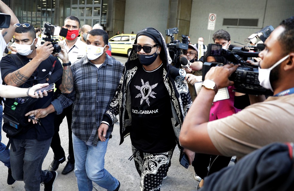 Ronaldinho Gaúcho e Assis voltam ao Brasil, e advogado fala em pedir reparação ao Paraguai