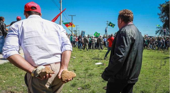 EXTREMA-DIREITA ATACA: Um grupo supostamente de “bolsonaristas” apedreja e joga ovos em ônibus da caravana de Lula; janelas de dois ônibus são quebradas