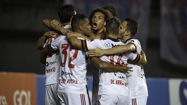 Em noite de golaços, Flamengo vence o Bahia com autoridade e sobe na tabela