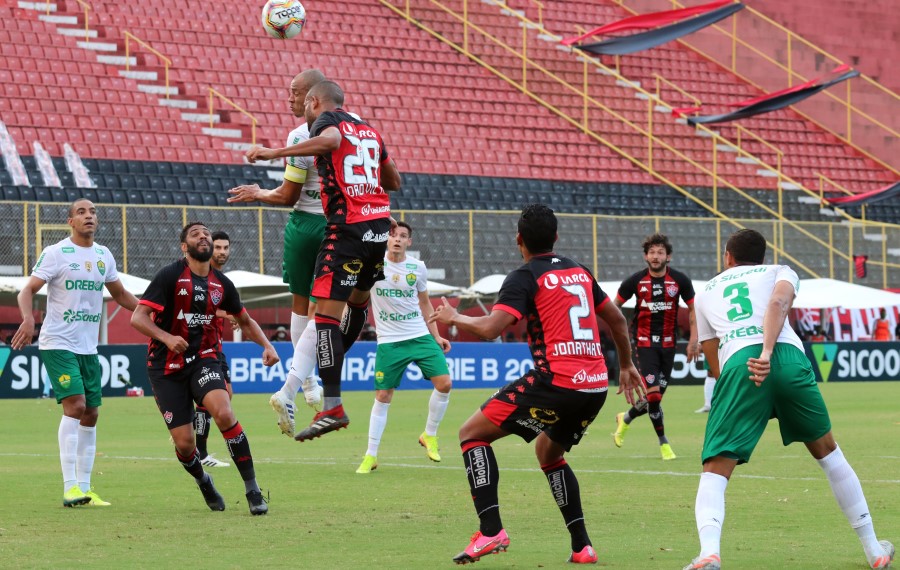 Cuiabá perde invencibilidade, em jogo polemico de 6 gols contra o Vitoria
