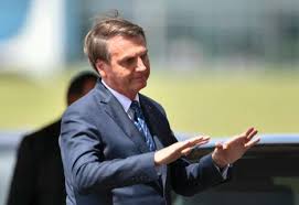 Mulher cobra de Bolsonaro alta no preço do arroz, durante passeio semanal comum na agenda presidencial, na Praça dos Três Poderes 