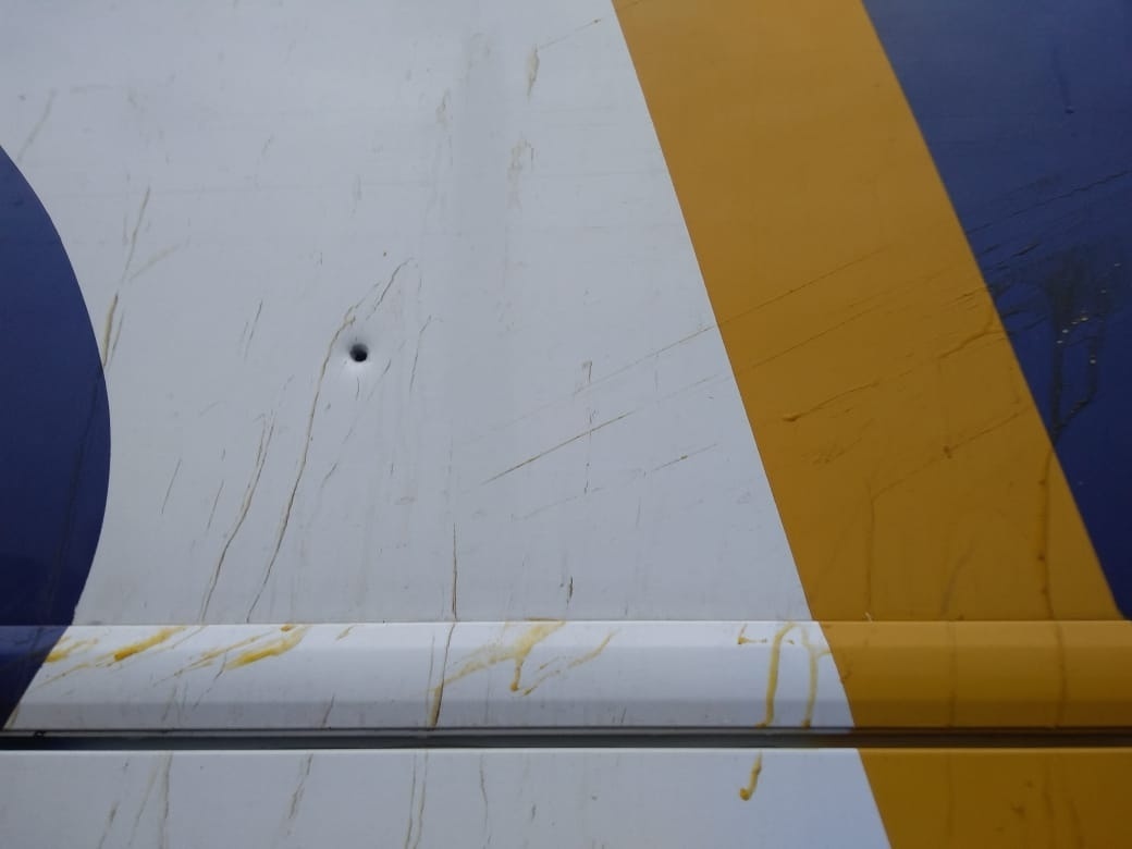 TERRORISMO POLÍTICO: Ônibus da caravana de Lula são atingidos por tiros no Paraná