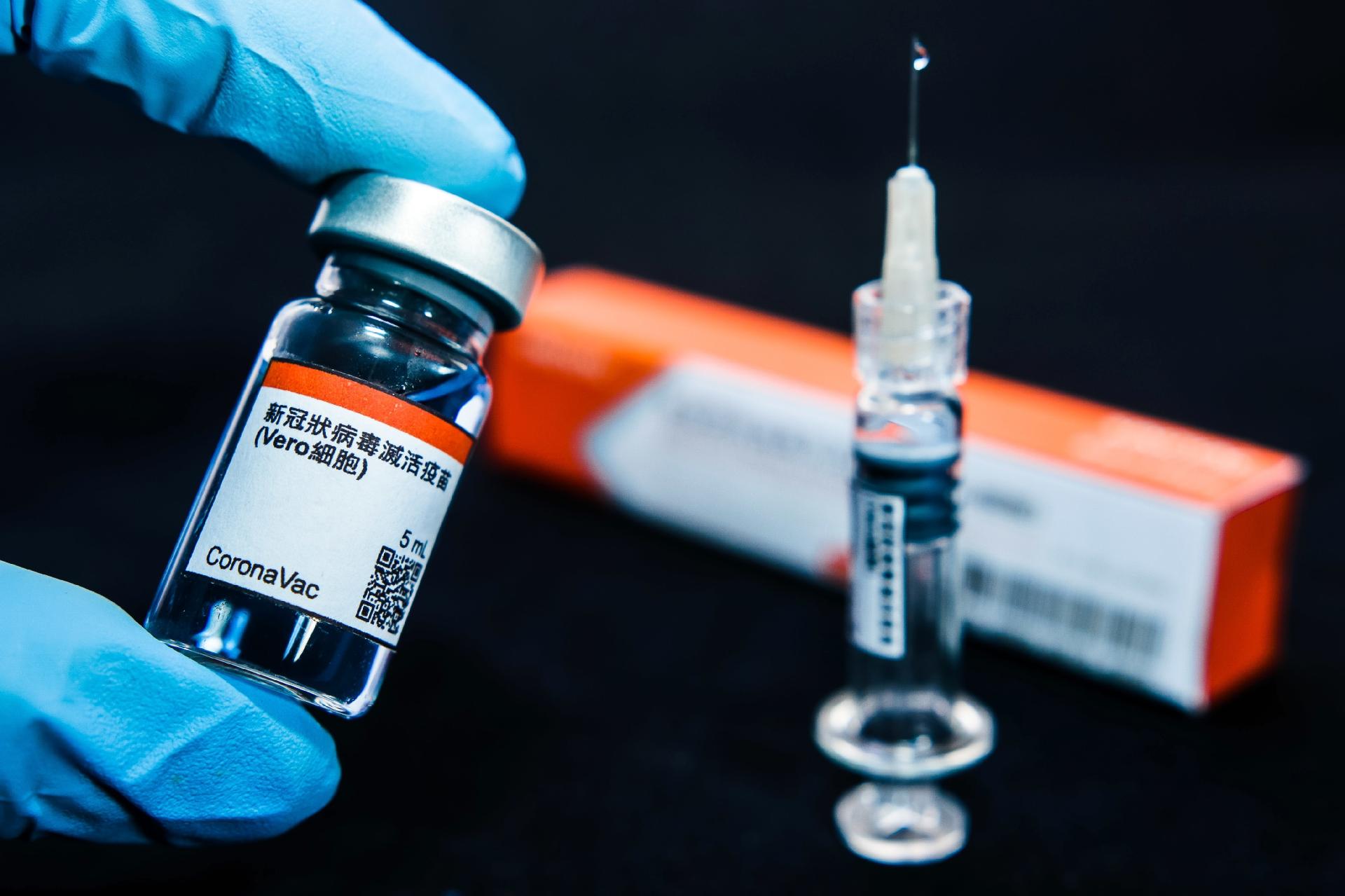Mauro Mendes anuncia que vacina chinesa contra Covid será distribuída em janeiro de 2021 em MT; o medicamento não tem apresentado efeitos colaterais negativos em testes