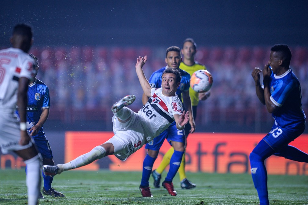 Fora da Libertadores, São Paulo goleia Binacional e vai disputar a Sul-Americana