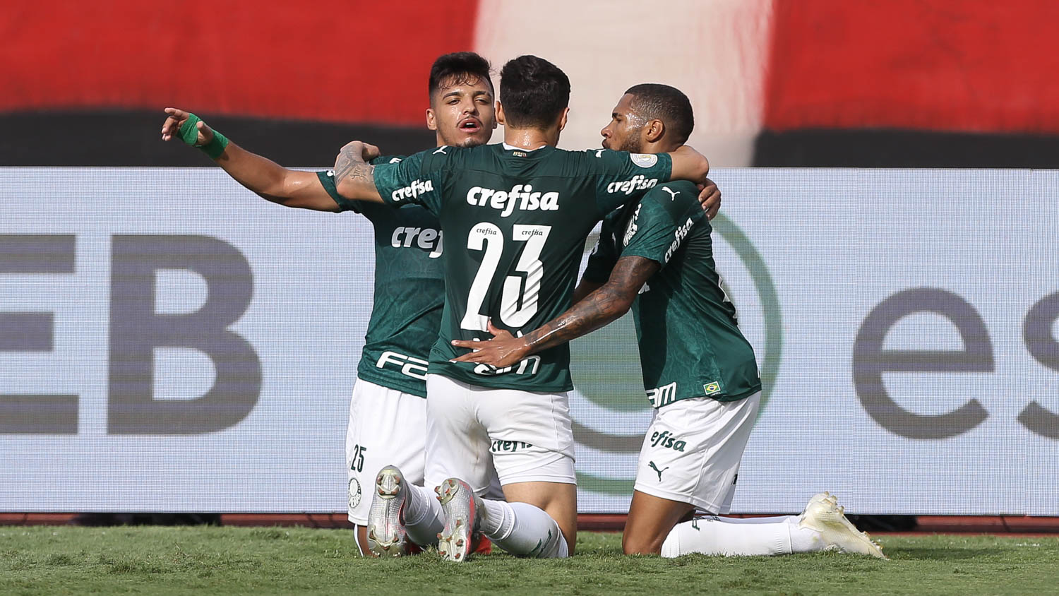Luiz Adriano faz dois e Palmeiras encerra a série de derrotas no Brasileirão