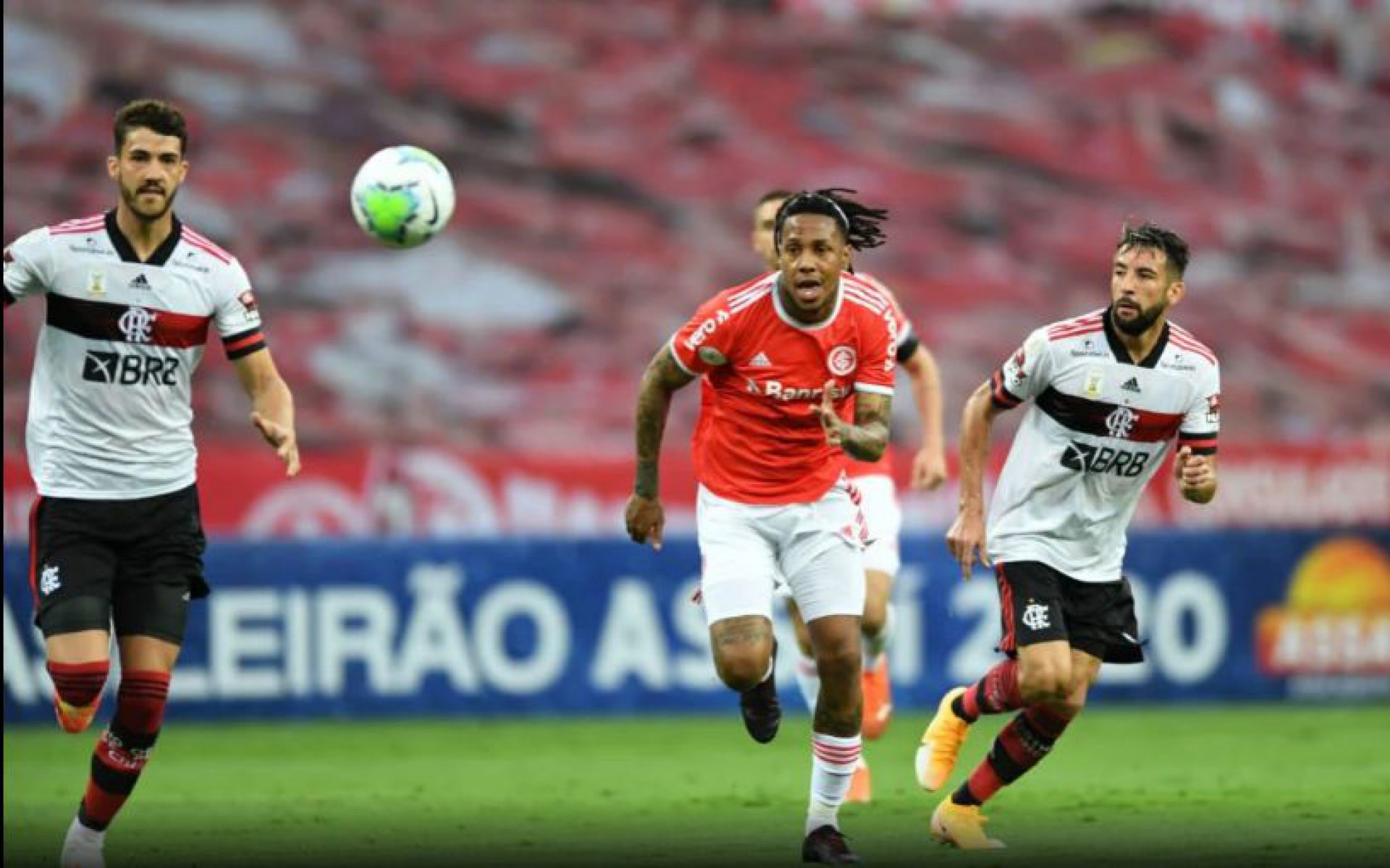 Flamengo arranca empate no fim com o Inter e mantém briga acirrada pela liderança