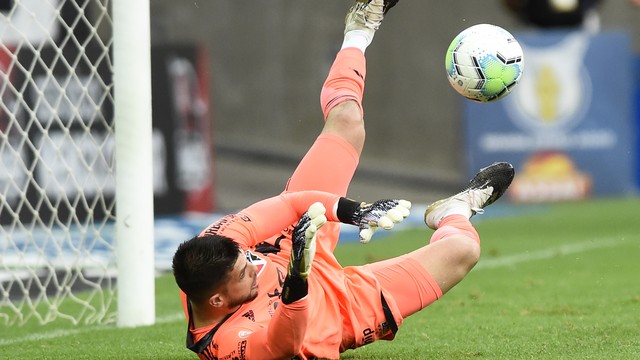 Volpi pega dois pênaltis e São Paulo goleia Flamengo por 4 a 1 no Maracanã