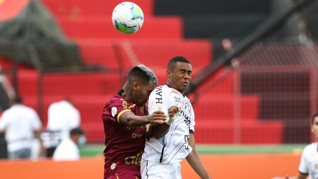 Sport vence, sobe na tabela e afunda Athletico-PR no Brasileirão