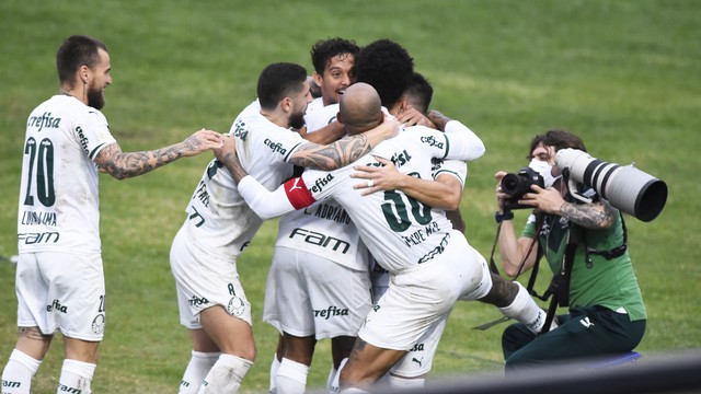 Palmeiras mantém embalo, vence o Vasco e se aproxima dos líderes no Brasileirão