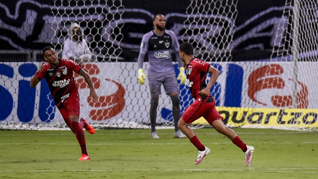 Athletico-PR vence, segura o Atlético-MG e sobe cinco posições no Brasileirão