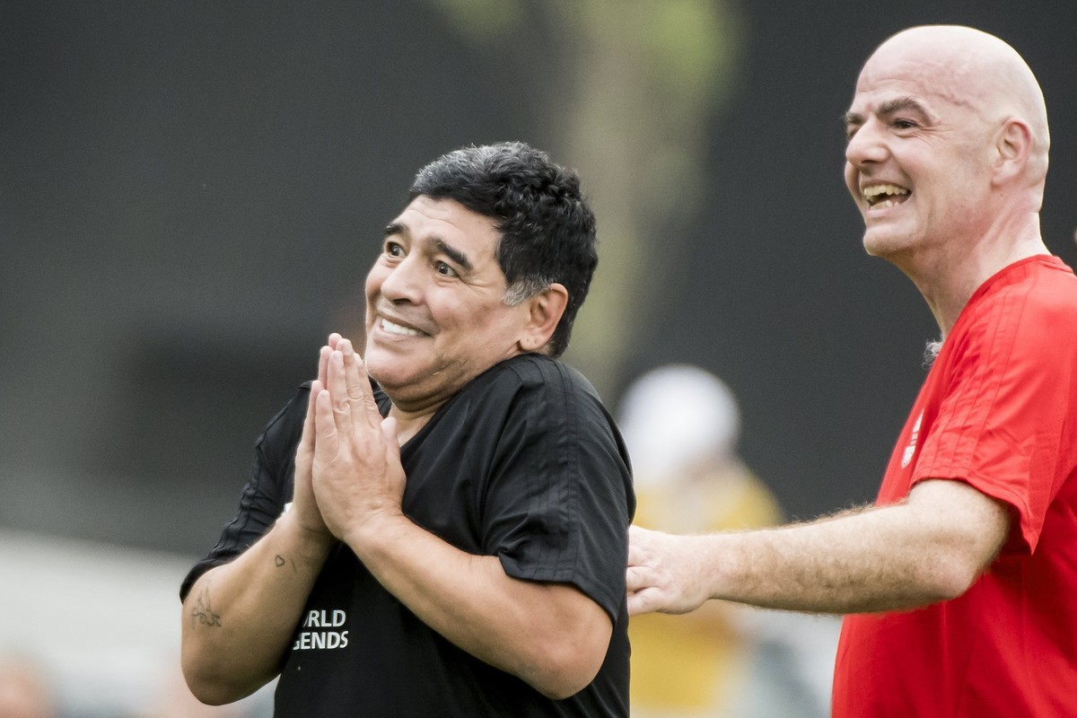 Infantino diz que corações dos fãs de futebol pararam de bater por Maradona