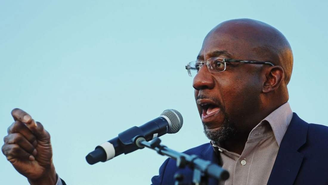  Candidato negro vence disputa para o Senado em reduto de Trump e garante comando do Congresso para Biden