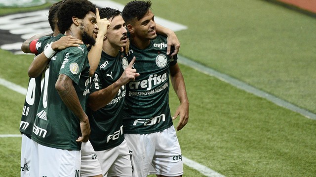 Palmeiras atropela o Corinthians e se mantém na briga pelo título do Brasileirão