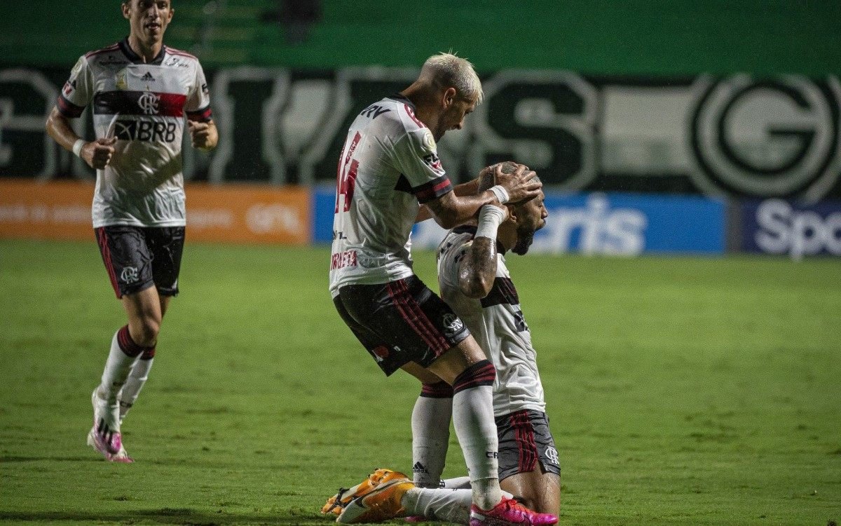 Flamengo vence fácil o Goiás, alivia pressão e entra no G4 do Brasileirão