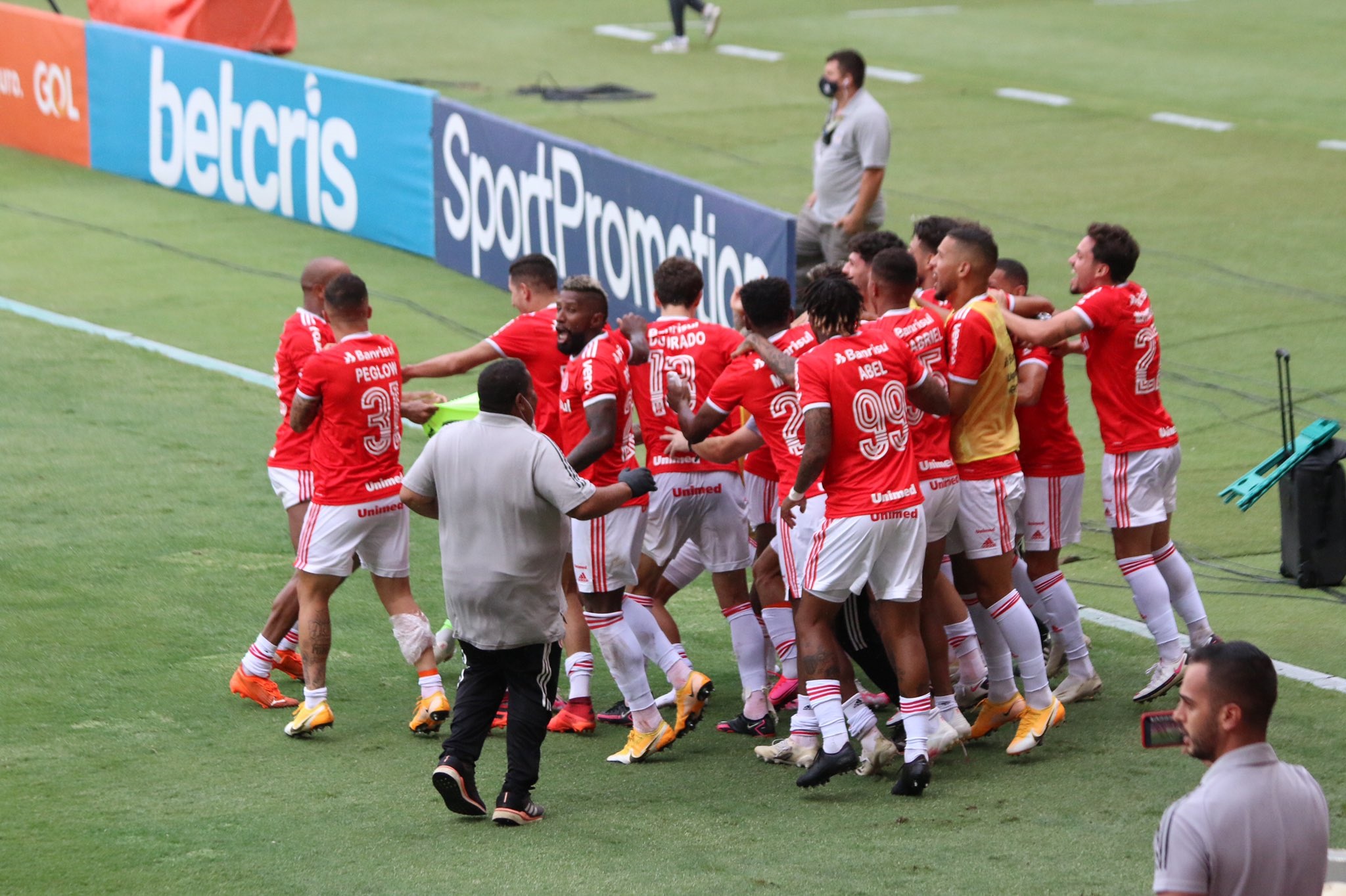 Inter vira sobre o Grêmio no final e aumenta vantagem na liderança do Brasileirão