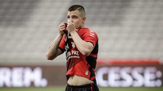 Flamengo perde para o Athletico-PR e fica mais longe da liderança do Brasileirão