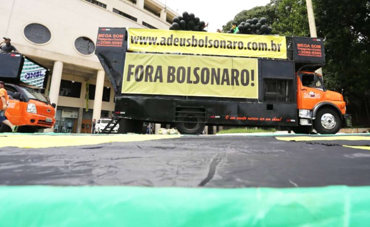 Grupos da direita repetem esquerda e pedem saída de Bolsonaro em Cuiabá