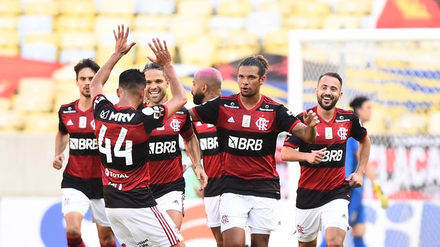 Com gol polêmico, Fla vence Corinthians e segue na briga pelo título