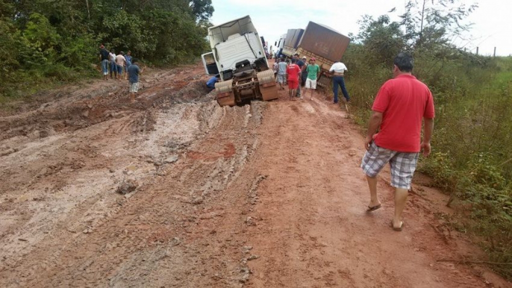 PROBLEMA CRÔNICO: Trecho de rodovia federal em MT há 5 décadas sem asfalto cria atoleiros e dificulta o tráfego com chuvas