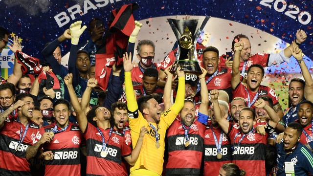 Flamengo perde do São Paulo, mas é bicampeão brasileiro com tropeço do Inter