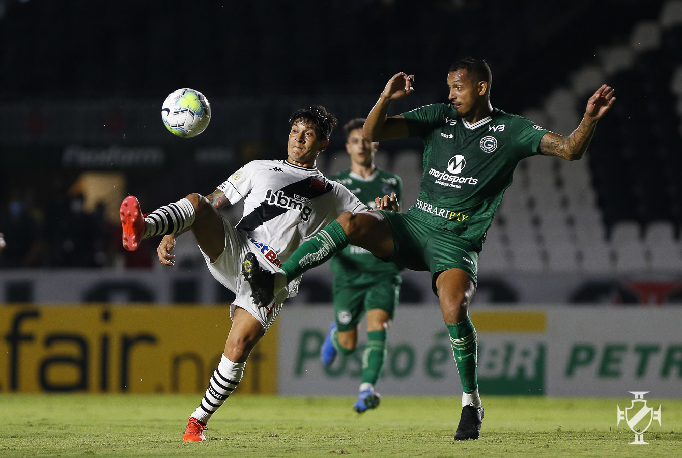 Vasco vence rebaixado Goiás, mas tem confirmada 4ª queda para a Série B