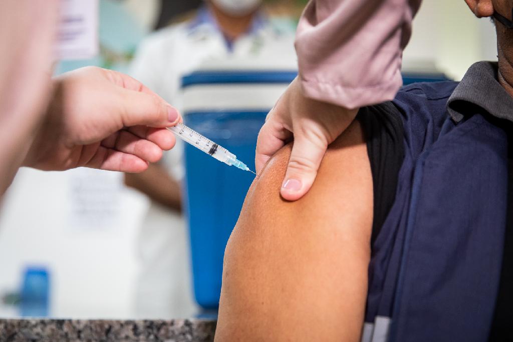    É POUCO! Apenas 2% da população brasileira recebeu 2ª dose de vacina contra covid-19
