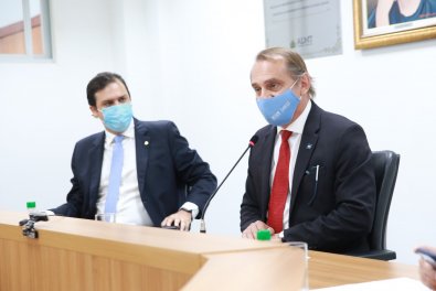 Deputados cobram reserva de vacina contra Covid-19 para professores