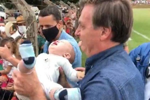 Sem máscaras,  Bolsonaro não respeita distanciamento, provoca aglomeração, cumprimenta pessoas e pega bebê no colo