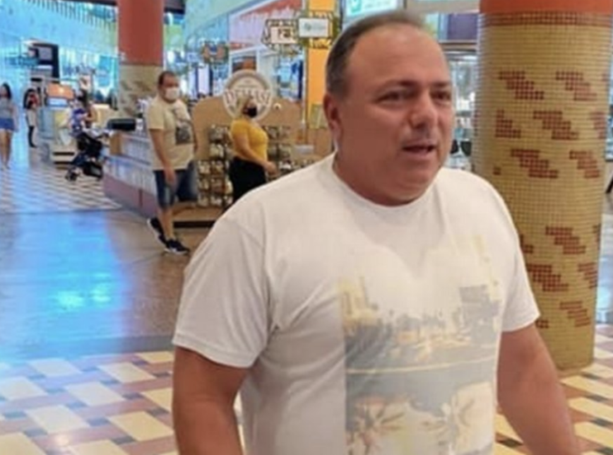 MAU EXEMPLO:  Ex-ministro Pazuello entra sem máscara em shopping de Manaus e é advertido