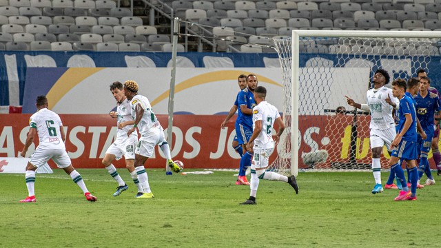 Cruzeiro leva dois gols em quatro minutos e perde de virada para o América-MG