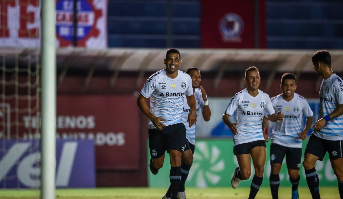 Diego Souza faz dois gols no Caxias e o Grêmio fica perto da final do Gaúcho