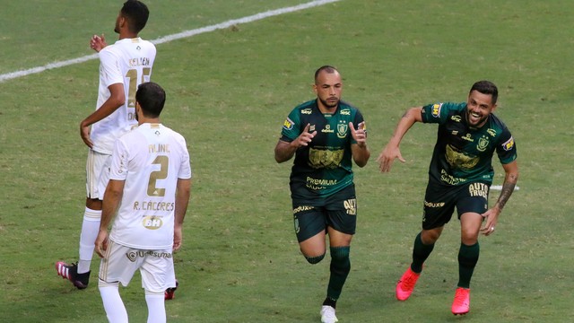 Com 2 gols de pênalti, América vence Cruzeiro de novo e vai à final do Mineiro