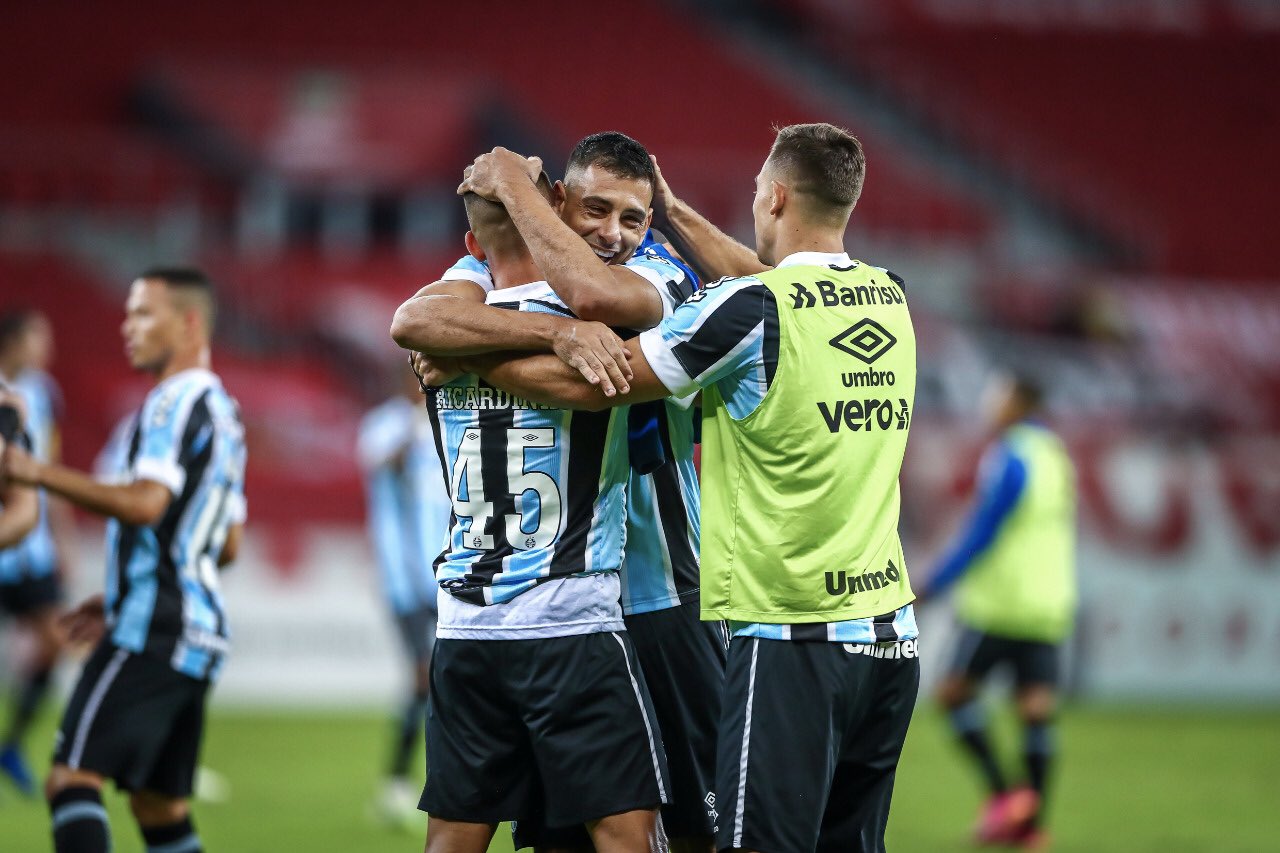 Em busca do tetra, Grêmio vence o Inter de virada e leva vantagem para a Arena