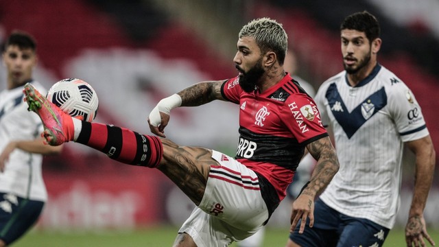 Flamengo joga mal, empata com Vélez, mas avança em 1º do grupo na Libertadores
