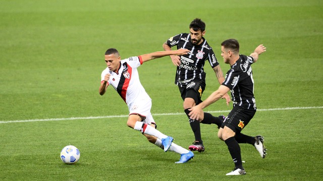 Em casa, Corinthians perde para o Atlético Goianiense na estreia de Sylvinho
