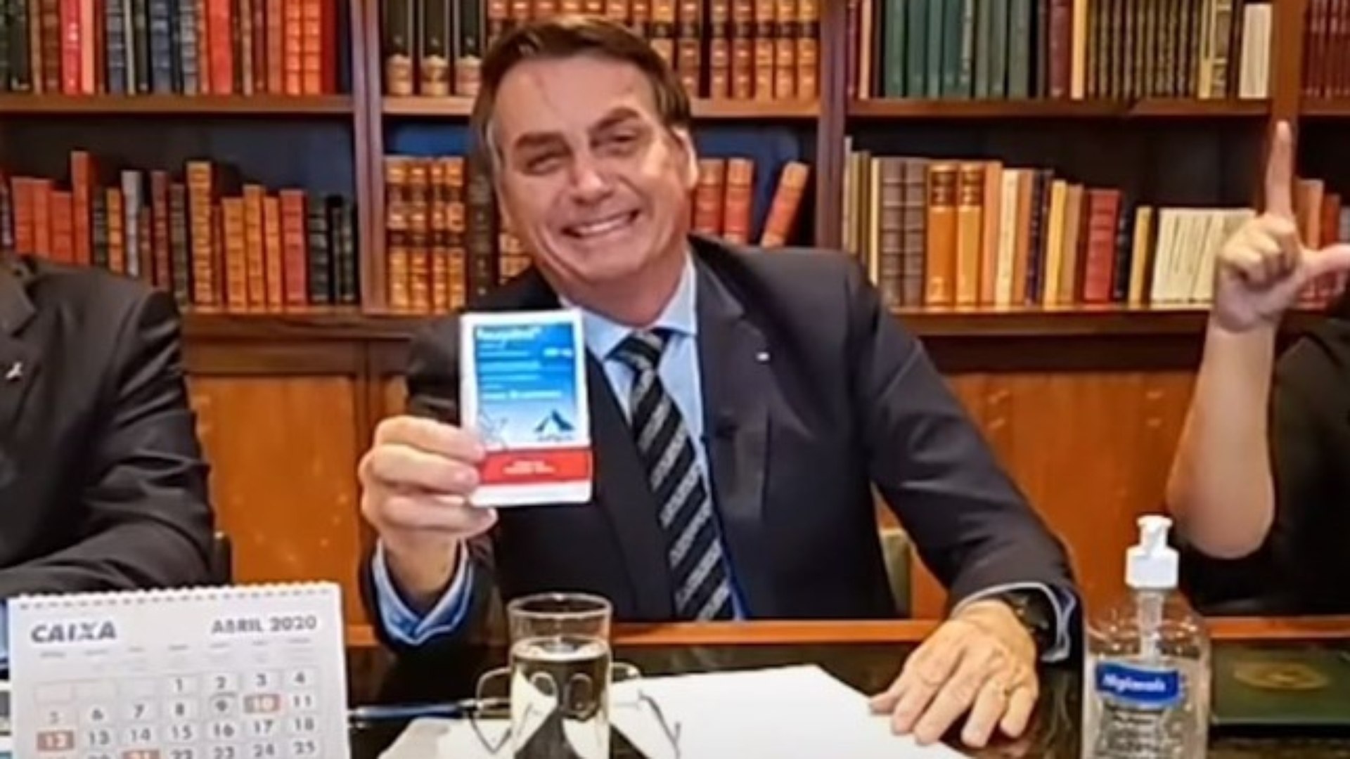 CLOROQUINA NO POVO: CPI conclui que “charlatões do gabinete paralelo fizeram a cabeça de Bolsonaro na pandemia”, diz jornalista