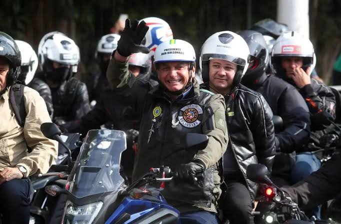 Bolsonaro  fala em suspender obrigatoriedade da máscara  facial em discurso durante 