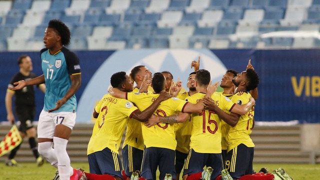 Colômbia faz belo gol em jogada ensaida, vence Venezuela e cola no Brasil