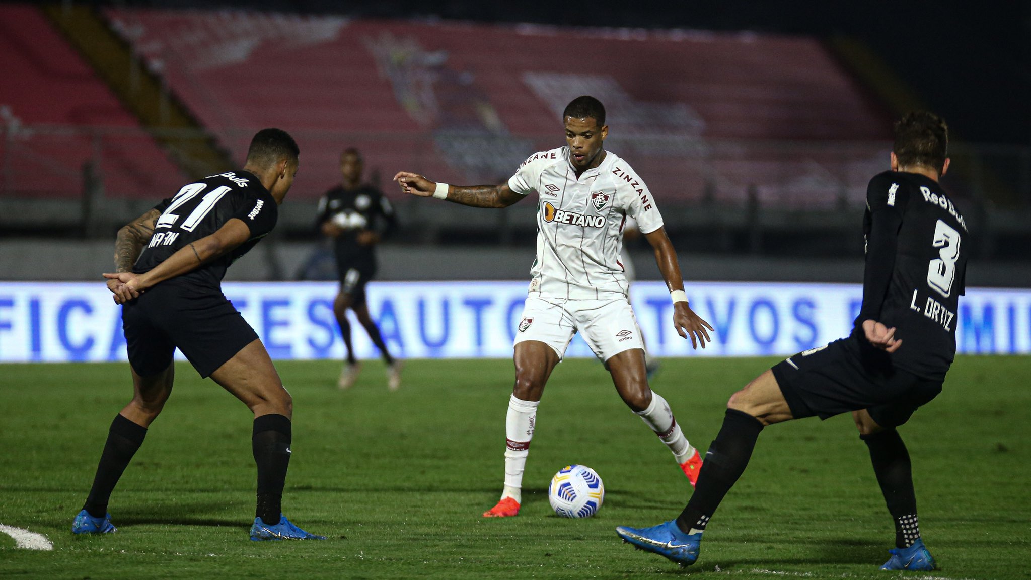 Red Bull Bragantino abre 2 a 0, mas Fluminense busca o empate
