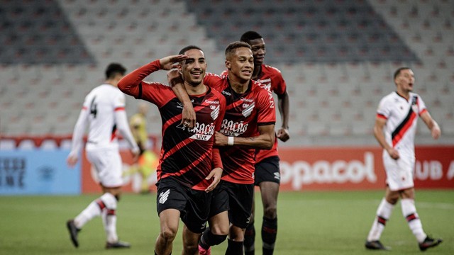 Athletico-PR vira sobre Atlético-GO, mantém 100% e lidera Brasileirão