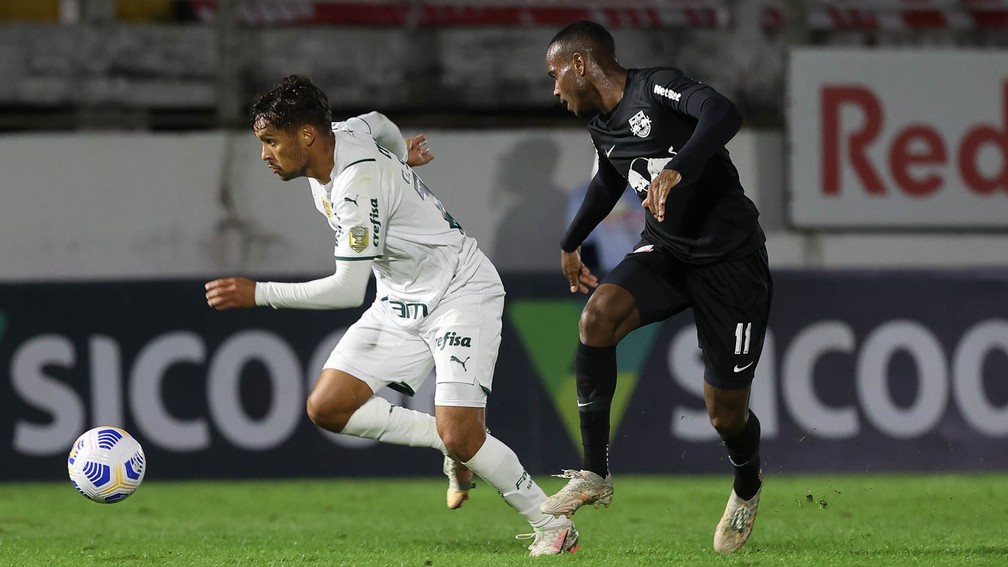 Palmeiras erra na defesa, leva três gols de Ytalo e perde para o líder Bragantino