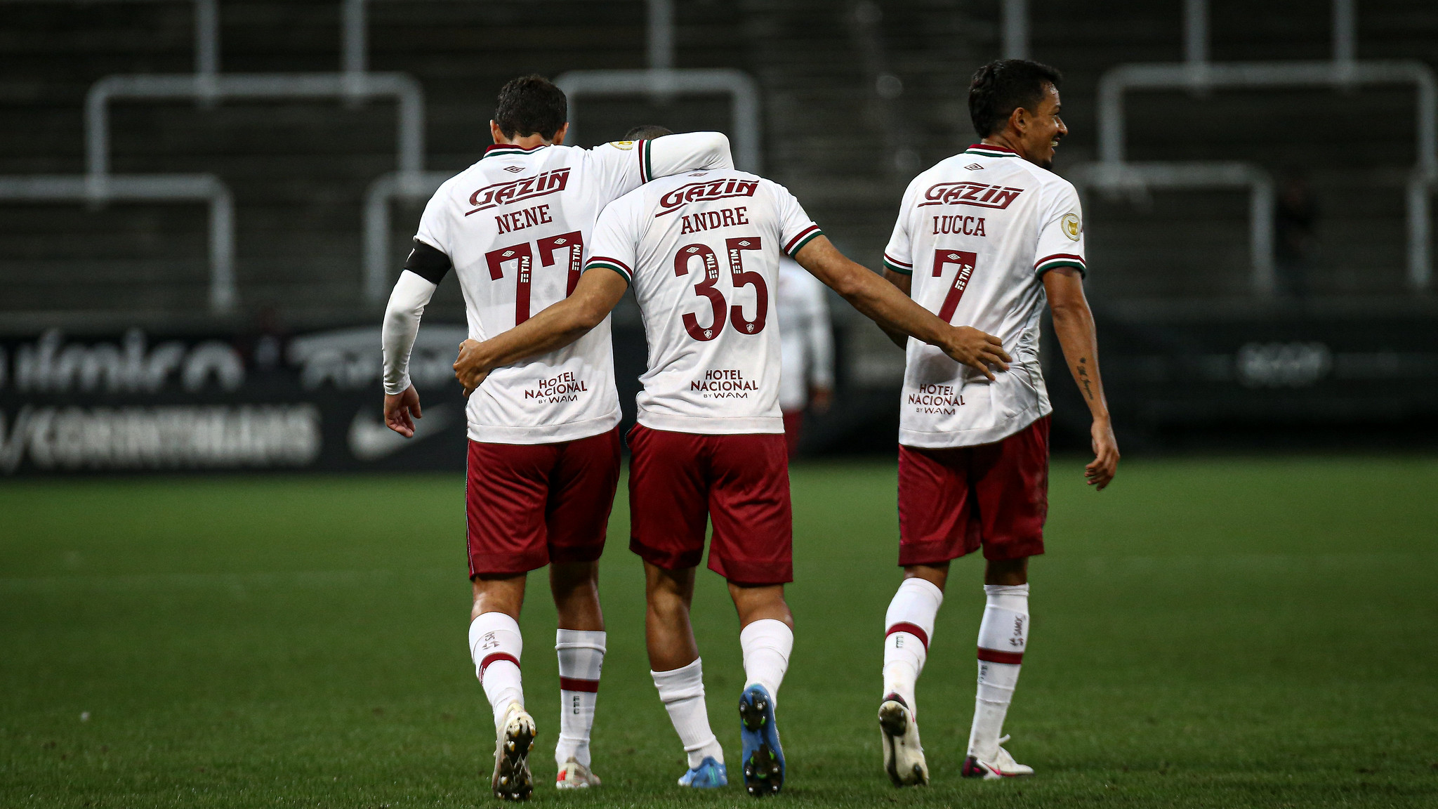 Em São Paulo, Fluminense usa contra-ataque e vence o Flamengo com gol no final