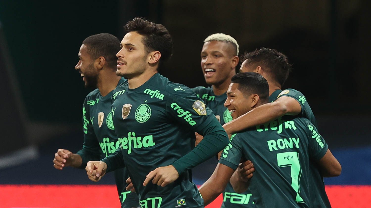 Com gol mais rápido da história do Allianz, Palmeiras bate o Grêmio e vira líder